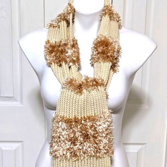 NWOT Beautiful Light Beige Acrylic & Chenille Long Oblong Scarf - Picture 2 of 5
